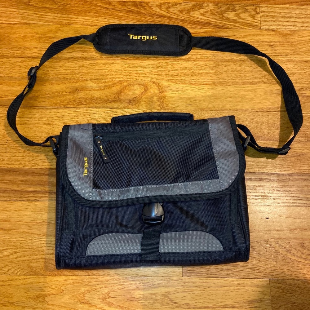 Targus Citygear IPad Tablet Messenger Holder Case